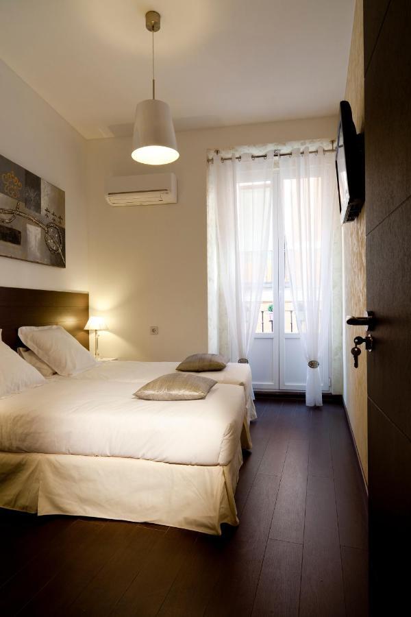 Thc Latina Hostel Мадрид Екстериор снимка